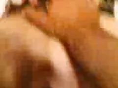 Ele morde video de sexo oral no homem uma prostituta na câmera.