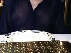 Morena quente fazendo melhores videos de sexo oral massagem direita na piscina