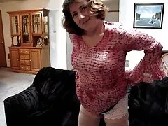 Um homem transando com um coelho vermelho. sexooralcaseiro