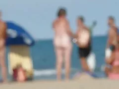 Bela jovem mulher com meias coloridas video melhor sexo oral olhando hahala no sofá verde