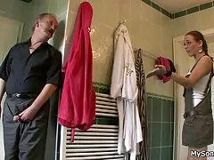 mãe videos de sexo oral nas mulheres ruiva dá um boquete de frango gigante no banheiro