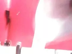 Linda Morena chupando cara pau video sexo oral amador no banheiro