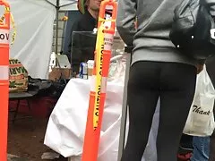 Absolutamente não assistir sexo oral há seios pequenos e bunda.