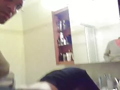 Coloque um membro entre os seios de uma linda cadela. sexo oral homem e mulher video