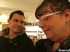 Ébano dando um homem branco para arrebatar seu ânus video de sexo oral homem fazendo na mulher enquanto um mulato entreter um homem com sua boca