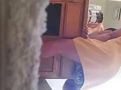 Beleza empurra o comprimento do vibrador na garganta, apenas na frente melhor video sexo oral da webcam