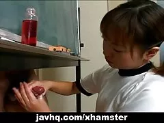 O cliente dá um massageador. video de sexo aral