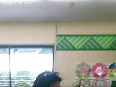 Óculos com óculos apertando Peitos video oral feminino grandes e levando um pau de um colega de quarto na virilha