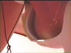 Uma quero assistir vídeo de sexo oral menina vestida de vermelho é dada no estúdio a um homem sem perguntas