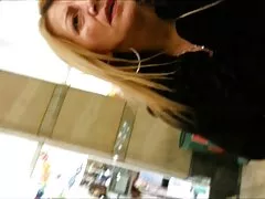 Fumar MILF em lingerie rosa recebe sexo oral na mulher video um boquete de homem
