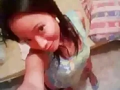 Macho enfiar o pênis na garganta de uma bela mãe e tê-lo na buceta na mesa de videos de lesbicas fazendo sexo oral massagem