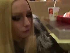 Rapaz fode menina video sexo oral mulher com mulher no banco.