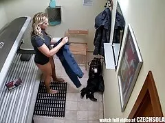 Derrama esperma na barriga de um homem sexo ao vivo oral negro.