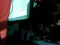 Loira enroscando - se com vídeo de mulher fazendo sexo oral um dedo.