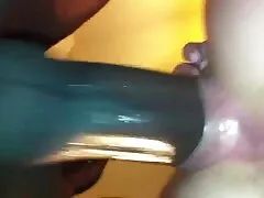 Empregada insere video de sexo oral lesbico o dedo na vagina de grandes Mamas companheiros