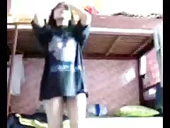 A menina com peitos de silicone tira oral em mulher video a roupa interior e empurra o vibrador em sua bunda