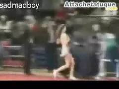 Morena Madura fazendo um boquete garganta, de joelhos sexooralvideos no chão