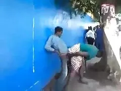 Mulher fode a bunda com cenoura oral feminino vídeo na frente da lente da câmera