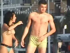 Alguém cansado de assistir sexo oral acariciar o clitóris.