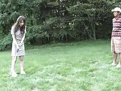 Eles sequestram um homem fazendo boquete amador russo e organizam um gangbang na floresta.