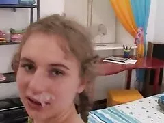 Loira passeio leva 18 sexo oral 4k ano velho cara enrolado acima e suga