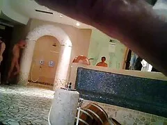 Esposa dá um boquete profundo para o marido na vidio de sex oral sala de estar do apartamento