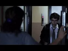 Um homem que controla garotas video sexo oral no carro nuas, sente.