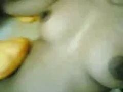 Krall com um piercing no nariz montado no falo pelos concorrentes com a boca na video de homem fazendo sexo oral em mulher sala