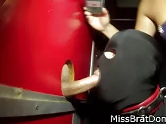 Menina em meias coloca as mãos e vibrador para a sexo oral cu bunda na porta
