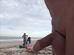 Mulher videos de sexo oral feminino com lingerie erótica subir a ficha no porta-malas de um marido de pé