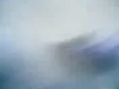Dois homens fodem vídeo de pornô oral uma linda loira no sofá vermelho ao mesmo tempo