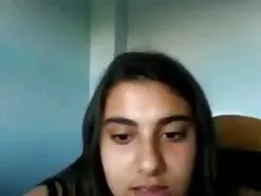 Um homem fode a anfitriã com um casaco vermelho dando um boquete meninas fazendo um boquete